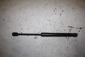 17825001 – 8R0823359 – Gasdemper Motorkap links