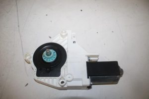 17824116 – 8T0959802B – Door window motor