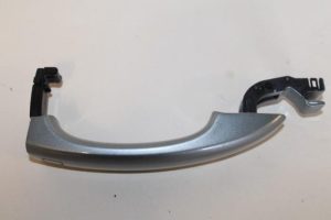 17791025 – 8T0837205A – Türgriff 4-türig links vorne