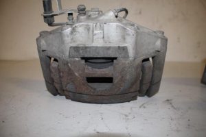 17817934 – 4F0615123 – Remklauw (Tang) links-voor