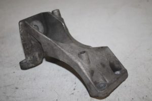 17806910 – 8E0399114H – Getriebe Halterung