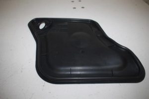 17810013 – 8T0837916B – Deurplaat 2Deurs rechts