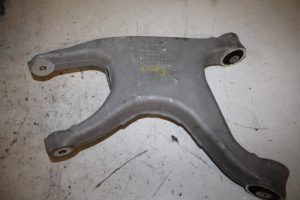 17817077 – 8R0505311B – Draagarm onder links-achter