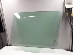 19018923 – 5G6845025 – Rear door window 4-door, left