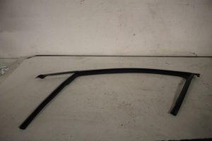 17832126 – 4KE837431B – Front door seal 4-door, left