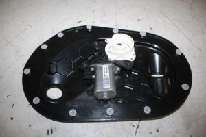 17824714 – 4M0837004A – Sluithulpmotor portier rechts-voor