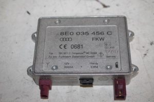 17806398 – 8E0035456C – Radio versterker