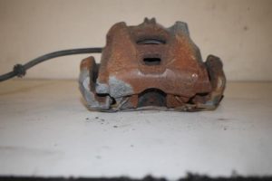 17831819 – 8K0615123C – Bremszange links vorne