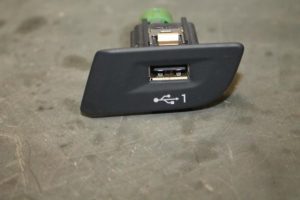 17820852 – 81C035726 – AUX/USB aansluiting