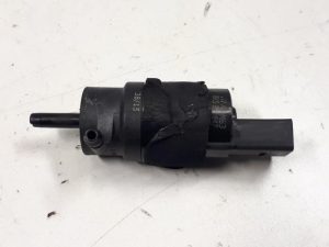 20124439 – 8K5955647 – Scheibensprüherpumpe vorne