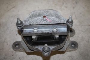 17823386 – 8K0399151CN – Getriebe Halterung