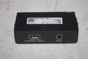 17808754 – 8W0035726 – AUX / USB-Anschluss