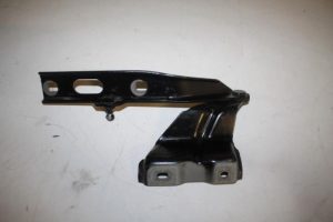17826062 – 8R0823302 – Bonnet Hinge