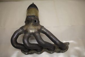 17800566 – 036253020S – Uitlaatspruitstuk + katalysator