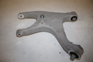 17831878 – 8R0505312F – Draagarm onder rechts-achter
