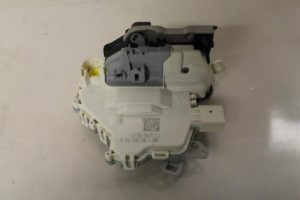 17794453 – 8J1837015D – Door lock mechanism 4-door, front left
