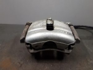 21230851 – 8V0615123D – Remklauw (Tang) links-voor