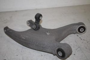 17811029 – 8R0505311F – Draagarm onder links-achter