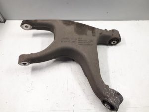 22007179 – 8R0505311F – Draagarm onder links-achter