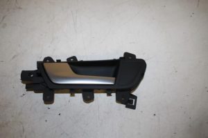 17831381 – 8K0839019D7PE – Portiergreep 4Deurs links-achter