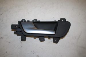 17831382 – 8K0837019E7PE – Portiergreep 4Deurs links-voor