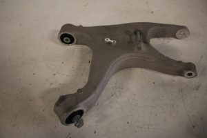 17831879 – 8R0505311F – Draagarm onder links-achter