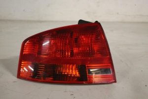 17826222 – 8E5945095 – Achterlicht links