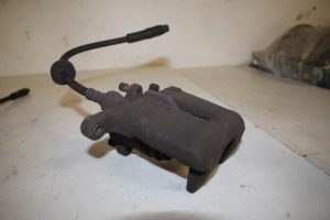 17818101 – 4F0615404H – Remklauw (Tang) rechts-achter