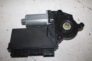 17806994 – 8H2959802 – Door window motor
