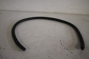 17810560 – 4G8831707A – Portierrubber 4Deurs links-voor