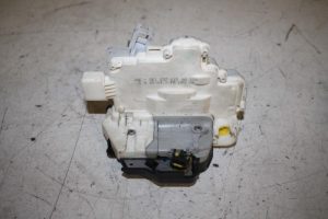 17811817 – 8E1837015AA – Deurslot Mechaniek 4Deurs links-voor