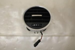 17798973 – 8H0820902D5PR – Luchtrooster Dashboard