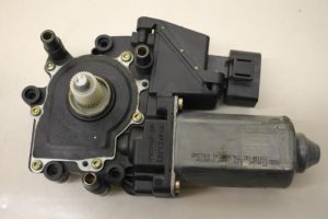 17795824 – 4D0959802H – Door window motor