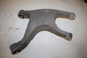17824046 – 8R0505312F – Draagarm onder rechts-achter
