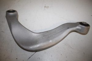 17810162 – 8K0505323H – Draagarm boven links-achter