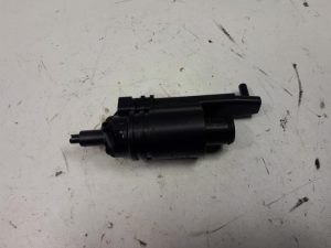 18550825 – 4A0955651A – Scheibensprüherpumpe vorne