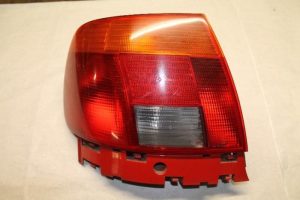17786064 – 8D0945095A – Taillight, left