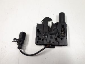 20680021 – 8W0823509C – Slotmechaniek Motorkap