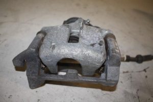 17823771 – 8K0615403E – Remklauw (Tang) links-achter