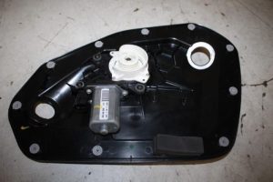 17824715 – 4M0839003A – Sluithulpmotor portier links-achter