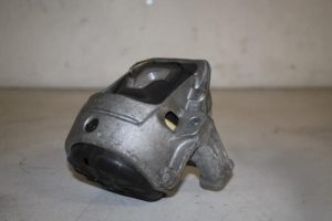 17826983 – 8R0199381 – Engine mount