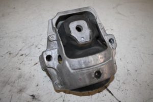 17816494 – 8R0199381 – Engine mount