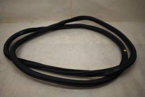 17797570 – 8U0831721 – Portierrubber 4Deurs links-voor