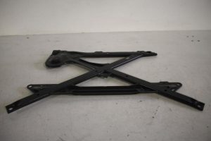 17805316 – 8K2399345C – Steun (diversen)