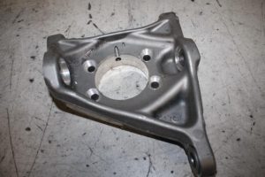 17815073 – 420407246B – Fusee rechts-voor