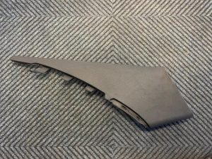 22791378 – 8W6867287AV48, 8W6867287A – C-stijl afdekkap links