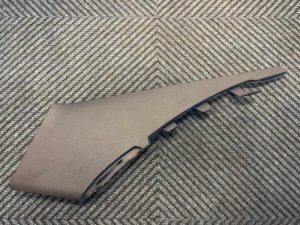 22791380 – 8W6867288A, 8W6867288AV48 – C-stijl afdekkap rechts