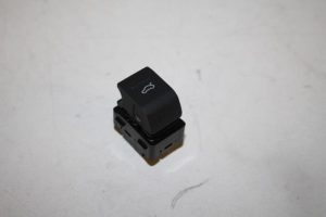 17820379 – 83A959831NV6 – Schakelaar achterklep