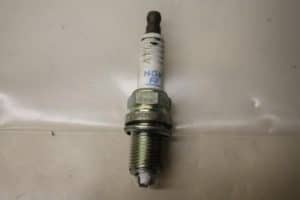 17798552 – BR8ECM – Bougie