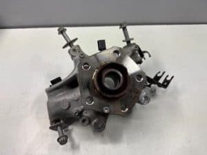 23884226 – 8W0505432Q, 8W0505460D – Fusee houder rechts-achter